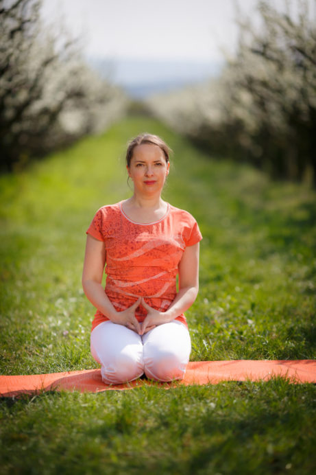 Yoni-Mudra: stärkt die Gebärmutter, gleicht den Energiefluß im Körper und im Geist auf und führt zur Stabilität und Konzentration